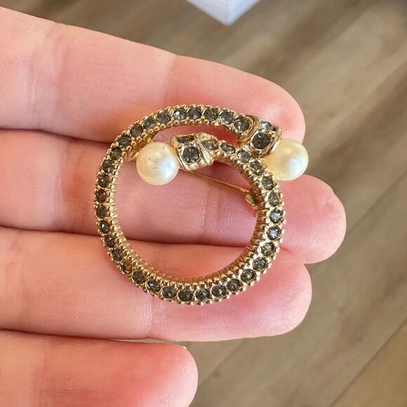 Vintage Jewelry Gray Rhinestone Pearl Circle Loop Pin Brooch Gold Tone - Picture 3 of 4